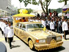புருனே சுல்தான் தங்க லிமோ கார்... 'அத' மட்டும் கேட்டுடாதீங்க!!