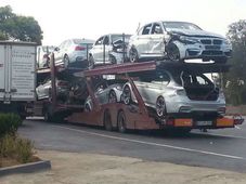ட்ரெயிலரில் குற்றுயிரும், கொலை உயிருமாக கிடந்த பிஎம்டபிள்யூ கார்கள்!!