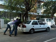  காரை தள்ளிவிட்டு ஸ்டார்ட் செய்வதற்கான வழிமுறைகள்!