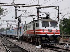 அடக்கொடுமையே... 28 வருஷத்துல இரண்டே நிமிடம் வேகம் கூடியிருக்கும் இந்தியாவின் அதிவேக ரயில்!