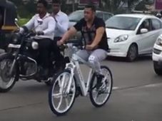 சாலை நடுவில் சாவகாசமாக சைக்கிள் பவனி... மீண்டும் சர்ச்சைக்குள்ளான சல்மான்...