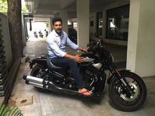 ஜெயம் ரவிக்கு பிறந்தநாள் பரிசாக கிடைத்த ஹார்லி டேவிட்சன் பைக்!