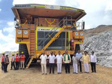  200 டன் பாரம் சுமக்கும் மிகப்பெரிய டிரக் இந்தியா வந்தது!