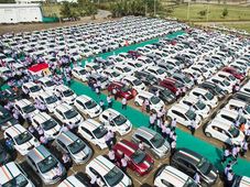 இந்த முறை 1,200 கார்களை ஊழியர்களுக்கு பரிசளித்த சூரத் வைர வியாபாரி!