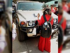 கிரிக்கெட் வீரர் தோனியின் ஹம்மர் காரை வழிமறித்த‘குசும்புக்கார’ ரசிகை