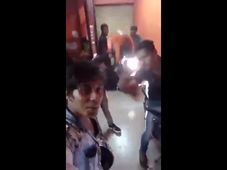 ஷோரூமில் பைக்குகளை தவறாகக் கையாண்ட  கேடிஎம் ஊழியர்கள்!