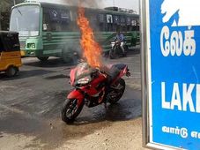 மதுரையில் பிரதான சாலையில் தீ பிடித்து எரிந்த பல்சர் ஆர்.எஸ். 200 பைக்..!