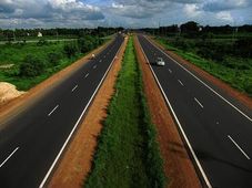 வாகனங்களில் தனியாக செல்வோரிடம் கொள்ளையடிக்க  திருடர்கள் கண்டுபிடித்துள்ள புதிய ஃபார்முலா..!!