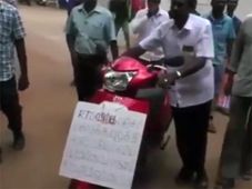 கமல் ட்வீட் எதிரொலி: லஞ்சம் தர மறுத்து புதிய ஸ்கூட்டரை ஆர்டிஓ-விடமே ஒப்படைத்த உரிமையாளர்..!!