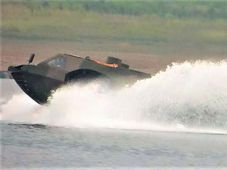 நிலத்திலும், நீரிலும் செல்லும் உலகின் அதிவேக பீரங்கியை தயாரிக்கும் சீனா!