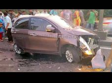 டிரக் மோதியும் கல்லு மாதிரி நின்ற டாடா டியாகோ கார்... பயணிகள் பத்திரம்!