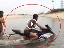 முக்கால்வாசி நீரில் மூழ்கினாலும் கேடிஎம் பைக் திணறாமல் செல்லும் ரகசியம் இதுதான்!
