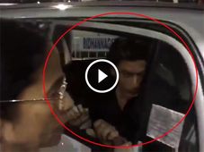 ஹூண்டாய் சான்ட்ரோ காரில் ஷாருக்கானுக்கு லிஃப்ட் கொடுத்த முதல்வர் மம்தா பேனர்ஜி...!! (வீடியோ)