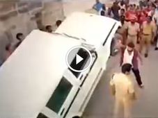  நடிகர் பாலகிருஷ்ணா சாகசத்தை கிண்டல் செய்து வாங்கி கட்டிக் கொண்ட ஆனந்த் மஹிந்திரா!
