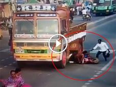 ஸ்கூட்டர் ஓட்டதெரியாமல் லாரி அடியில் விழுந்து ஓட்டுநரின் சாமர்த்தியத்தால் உயிர் பிழைத்த பெண்கள்..!! 