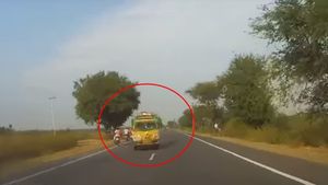சின்ன சேலம் அருகே தடம் மாறி நேருக்கு நேர் வந்த லோடு வேன்... மயிரிழையில் தப்பிய கார்! 