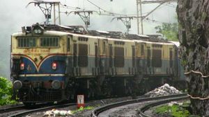டீசல் எஞ்சின் ரயிலை மின்சார ஆற்றலுக்கு மாற்றி உலகளவில் சாதனை படைத்த இந்திய ரயில்வே..!!