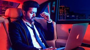 சர்காரை பிடிக்க ரோல்ஸ்ராய்ஸ்  காரில் கெத்து காட்டும் விஜய்!!