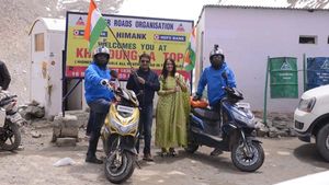 இமயமலை ஏறிய முதல் எலெக்ட்ரிக் ஸ்கூட்டர்  ஒகினவா பிரெய்ஸ் 