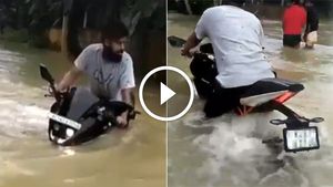 கேரளாவில் தண்ணீரில் நீந்திய கேடிஎம் ஆர்சி200 பைக் - வீடியோ