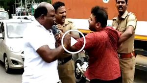 போன் பேசி கொண்டே பைக்கில் சென்றவரை தடுத்த போலீஸ் மீது தாக்குதல் - வைரலாகும் வீடியோ