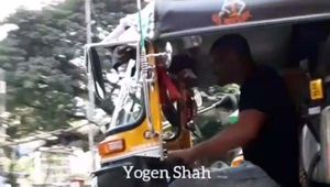 பாட்ஷா ரஜினி ஸ்டைலில் ஆட்டோ ரிக்ஸா ஓட்டிய ஹாலிவுட் சூப்பர் ஸ்டார் வில் ஸ்மித்.. வைரலாகும் வீடியோ