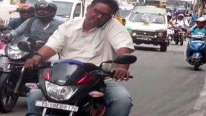 செல்போனில் பேசி கொண்ட பைக் ஓட்டியவருக்கு ரூ31,556 அபராதம், அதிரடி வசூல் வேட்டையில் இறங்கிய போலீஸ்