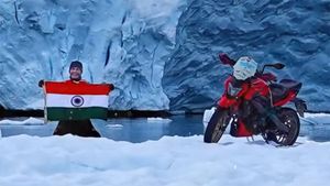 அண்டார்டிகாவை எட்டிய முதல் இந்திய பைக் பஜாஜ் டோமினார்... மூவர்ண கொடியை நட்டு இளைஞர்கள் மரியாதை...