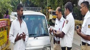 ஹெல்மெட் அணியாமல் வந்ததாக கார் உரிமையாளருக்கு இ-செல்லான்: போலீஸின் அபரீதமான நடவடிக்கையால் அதிர்ச்சி!