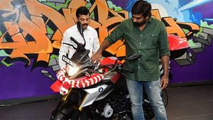 விஜய் சேதுபதி வாங்கிய 4 லட்ச ரூபாய் பைக்கின் நம்பர் பிளேட் இதைத்தான் குறிக்கிறது.. ரசிகர்கள் வியப்பு