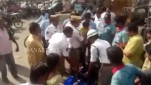பிஸியான சாலையில் பேட்டரி காரை தனியாக ஓட்டி வந்த 5 வயது சிறுவன்: சுற்றி வளைத்த போக்குவரத்து போலீஸார்!