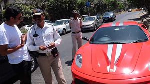 இந்தியாவின் முதல் ஃபெராரி காரை மடக்கிய போலீஸார்: ஏன் என தெரிந்தால் அதிர்ந்து போவீர்கள் - வீடியோ...!