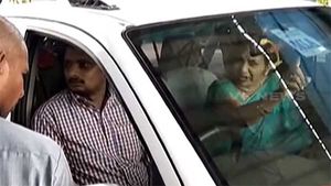 56 ரூபாய்க்காக டோல்கேட்டில் சாமியாடிய முக்கிய அமைச்சரின் மனைவி... வைரலாகும் அதிர்ச்சி வீடியோ...