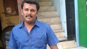 பைக்கை நிறுத்தாமல் சென்றதால் லத்தியால் தாக்கிய போலீஸ்.. பரிதாபமாக உயிரிழந்த இளைஞர்.. அதிர்ச்சி தகவல்