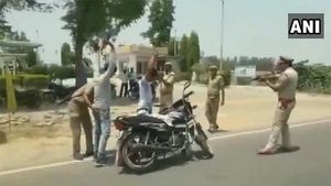 துப்பாக்கி முனையில் வாகன சோதனையில் ஈடுபட்ட போலீஸார்... அதிர்ச்சியில் உறைய வைக்கும் காட்சிகள்!
