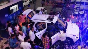 நம்ப முடியாத மிக குறைவான விலையில் அதிநவீன வசதிகள்... புதிய வரலாறு படைக்கிறது ஹூண்டாய் கார்...