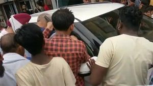 காருக்குள் சிக்கிய சிறுவன் 2 மணி நேர போராட்டத்திற்கு பின் மீட்பு...