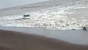 விளையாட்டு விபரீதமான சம்பவம்: கடல் அலைகளில் சிக்கிய மாருதி எர்டிகா கார்... அதிர்ச்சி வீடியோ...! 