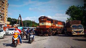சாலையில் திடீரென நுழைந்த ரயில் எஞ்ஜின்... அதிர்ச்சியில் பொதுமக்கள் - வீடியோ !