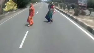 128கிமீ வேகத்தில் சென்ற யமஹா ஆர்15 பைக்: குறுக்கே வந்த இருபெண்கள்.. நெஞ்சை பதைபதைக்க வைக்கும் வீடியோ