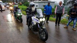 காஸ்ட்லி பைக்கில் காவிரி மீட்பு பயணத்தை துவங்கிய ஜக்கி வாசுதேவ்!