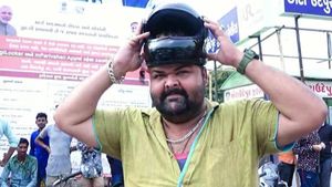பாட்ஷா ரஜினி பாணியில் உண்மையை கூறிய இளைஞர்: அபராதமின்றி விட்ட போலீஸ்.. அப்படி என்ன சார் சொன்னீங்க!