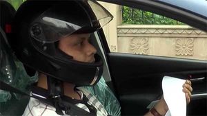 ஹெல்மெட் அணிந்தபடியே காரில் வலம் வரும் இளைஞர்... காரணம் தெரிந்தால் கண்டிப்பா ஷாக் ஆயிடுவீங்க...