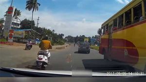நூலிழையில் உயிர் தப்பிய வாகன ஓட்டி... அதிவேகமாக பறந்த கார் ஓவர் டேக் செய்யும் அதிர்ச்சி வீடியோ!