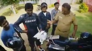 கூச்சமே இல்லாமல் காசு பிடுங்கிய தமிழக போலீஸ்காரர்... ரகசியமாக வீடியோ எடுத்து சிக்க வைத்த இளைஞர்கள்