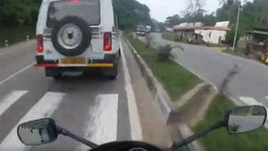 சைக்கிளால் கூட நுழைய முடியாத பாதையில் புகுந்த ஹோண்டா பைக்.. அடுத்து நடந்தது என்ன? அதிர்ச்சி வீடியோ!