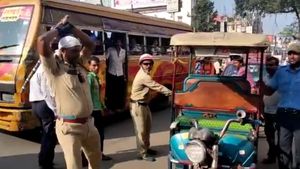 ஓட்டுனர் முன்பே எலக்ட்ரிக் ரிக்‌ஷாக்களை அடித்து நொறுக்கிய போலீசார்... எதற்காக தெரியுமா?