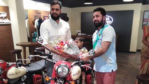 ஜாவா ஸ்பெஷல் எடிசன் பைக்கை வீட்டிற்கு ஓட்டிசெல்லும் முதல் நபர் இவர்தான்!