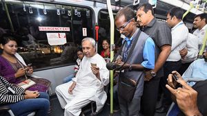 மக்களுடன் மக்களாக பஸ்ஸில் டிக்கெட் எடுத்து பயணித்த ஒடிசா முதல்வர் நவீன் பட்நாயக்... ஏன் தெரியுமா?