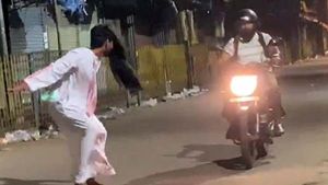 பேய் வேடமணிந்து வாகன ஓட்டிகளிடம் சேட்டை... இளைஞர்களை பிடித்து உள்ளே வைத்த பெங்களூர் போலீசார்!